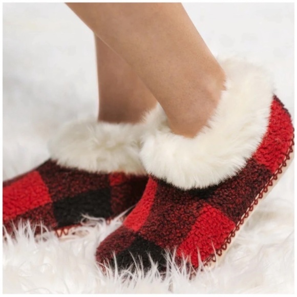 🍁New Red & Black Buffalo Plaid Check Faux Fur Comfy Women's Slippers🍁 - Picture 3 of 5